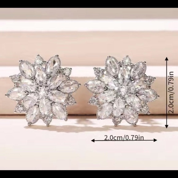 NEW: Beautiful Flower Earrings - Picture 3 of 4